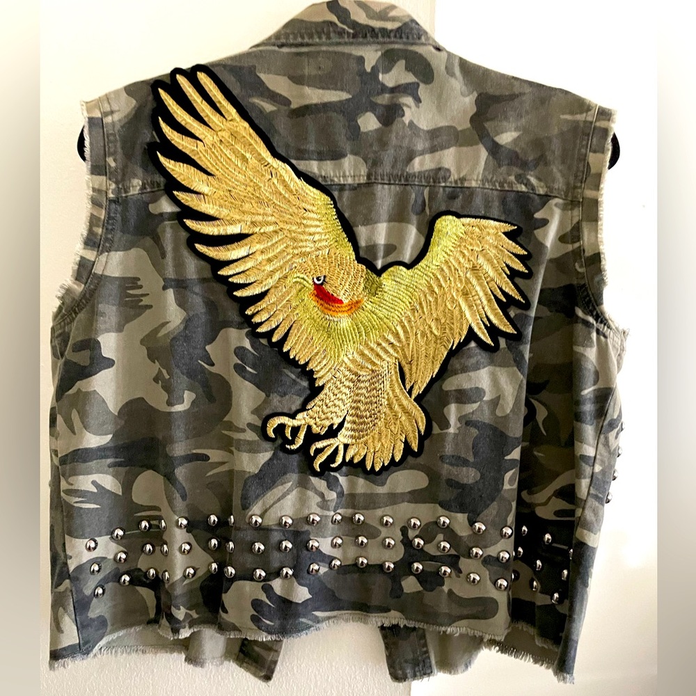 Robin's Jean Camouflage Vest with Gold Eagle Patch